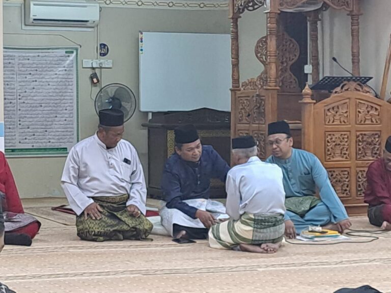 YM Dato Menteri Penghulu Sebagai Aluan Sembah YM Dato Lelaperkasa Mendom & YM Dato Penghulu Dagang Lenggeng